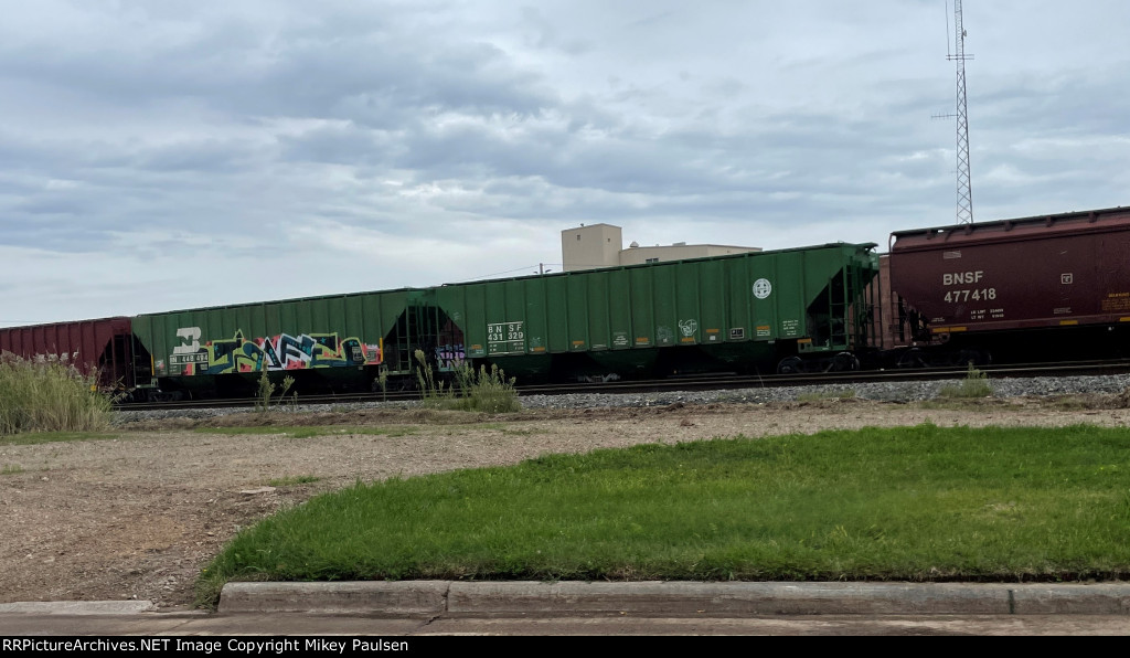 BN and BNSF hoppers